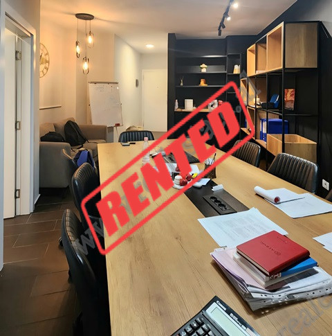 Ambient zyre me qira ne rrugen Ndreko Rino, ne Tirane.
Zyra eshte e pozicionuar ne katin e 1te te n